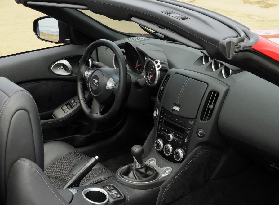  Nissan 370Z Roadster 2009 года  (UK) (фото 5 из 14)